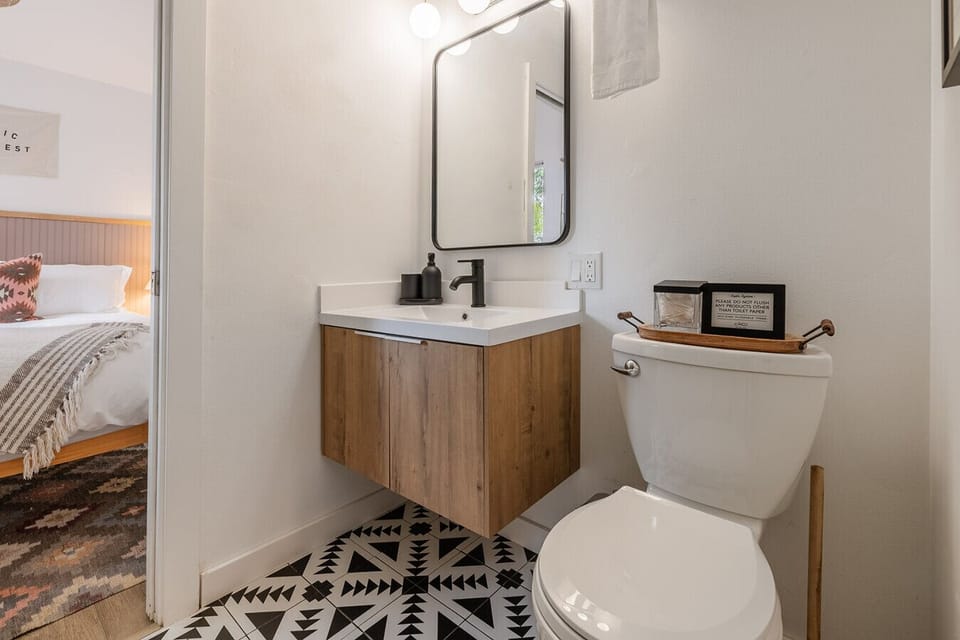 Shared Jack and Jill bathroom — perfect for families or couples traveling together.