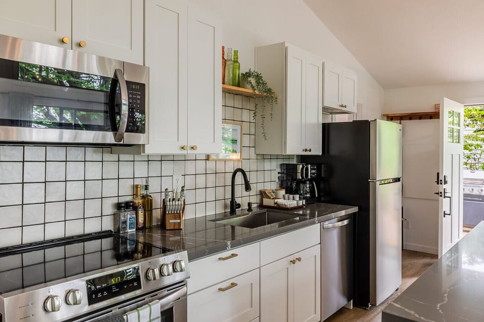 Cook like a pro in this modern kitchen with new appliances, plus a coffee machine and French Press for caffeine lovers.