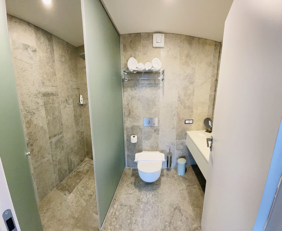 Shower, rainfall showerhead, free toiletries, hair dryer