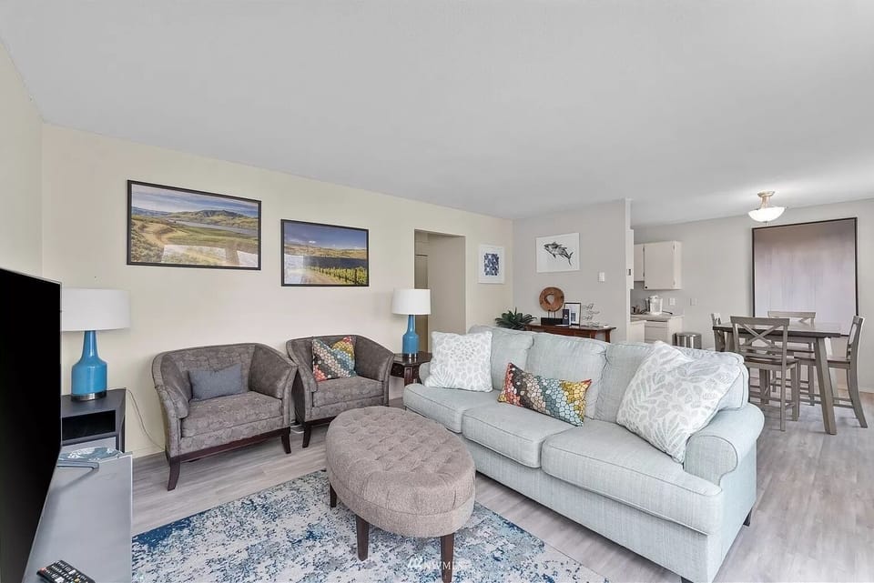 Livingroom has beautiful views of Lake Chelan