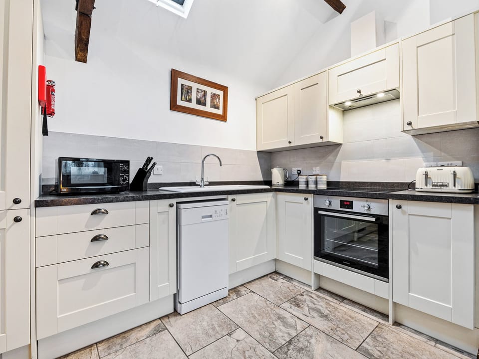 Spacious kitchen | The Snug - Midknowle Farm Cottages, South Barrow, near Yeovil 