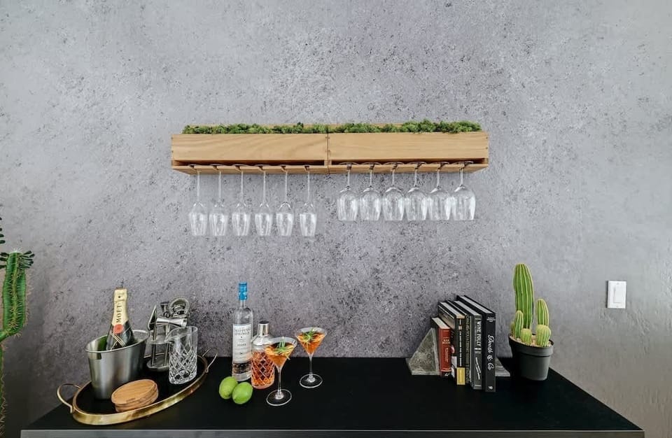 Bar with ice bucket, shaker set, glasses and recipe books, just add alcohol!