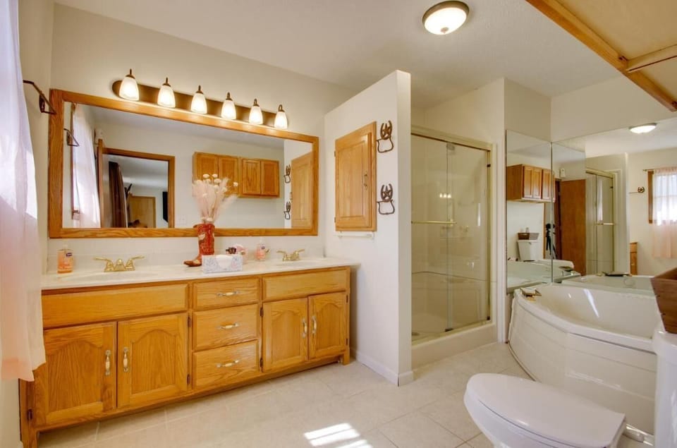 Masterathroom amenities, 
Towels, Toiletries 