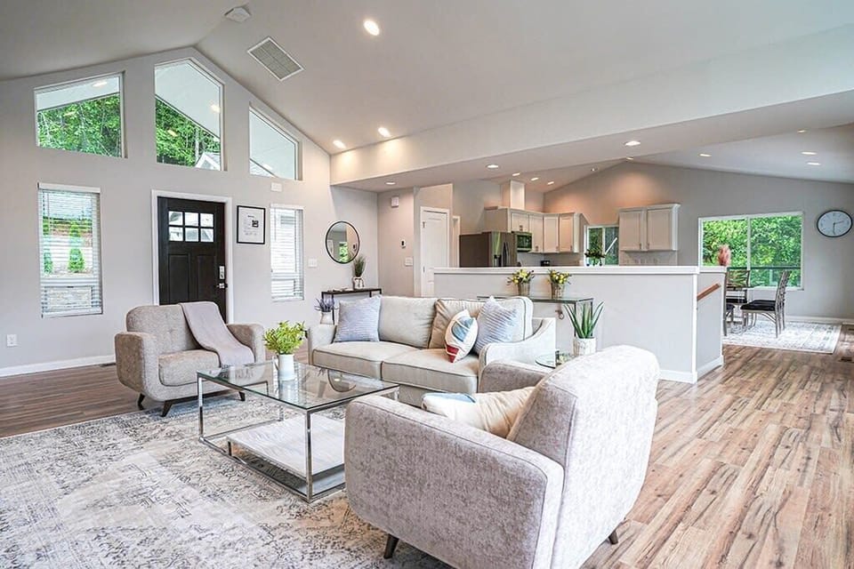  Open floor plan: living, dining and kitchen