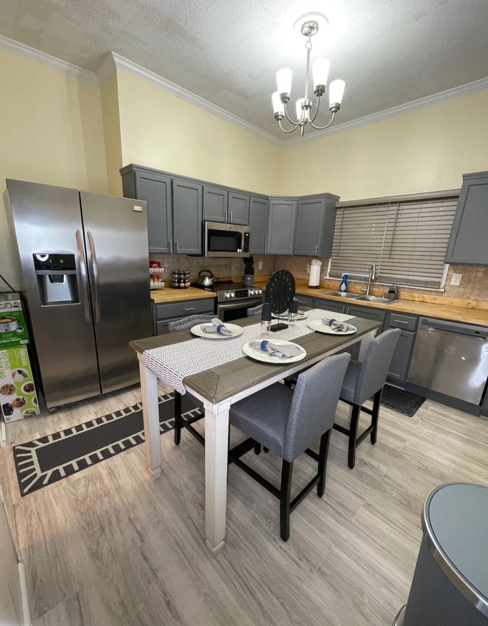 Kitchen area table sit 4