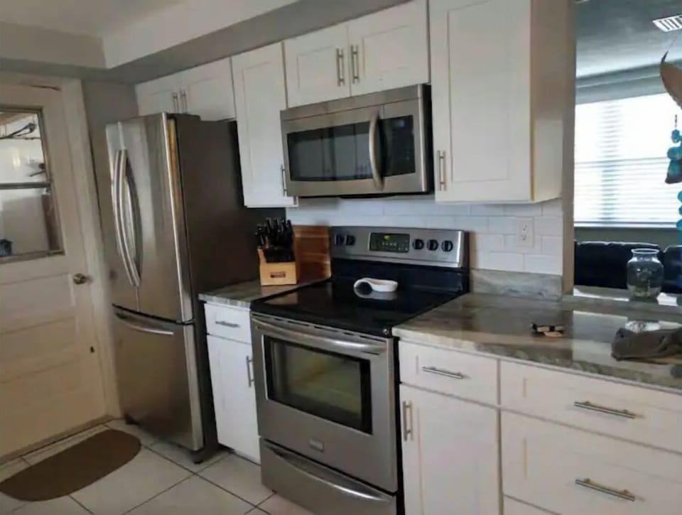 Full kitchen with common amenities