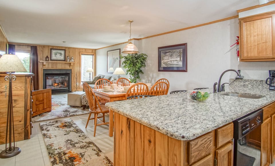 Dinning area seats 6