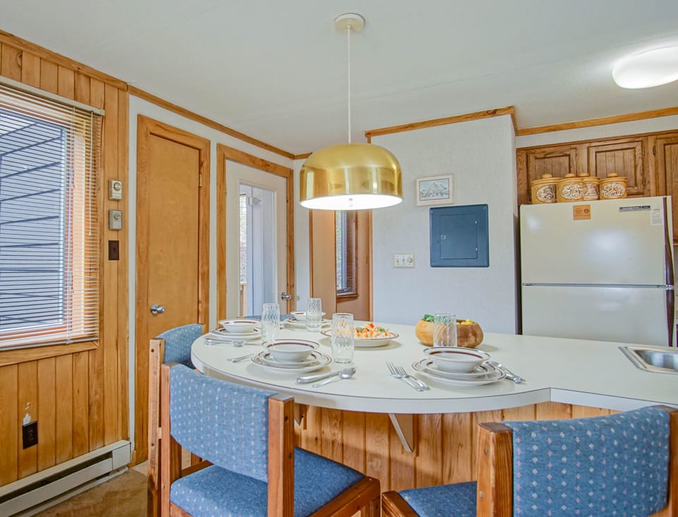 Dining area/kitchen