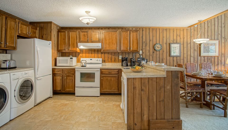 Fully furnished kitchen with dish washer, trash compactor and laundry