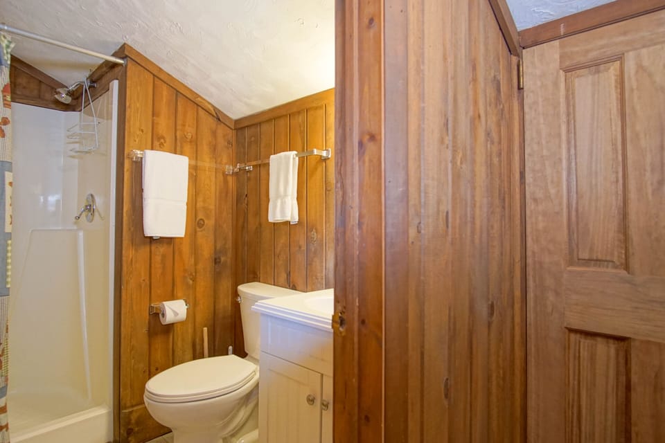 Full bathroom upstairs in the loft area