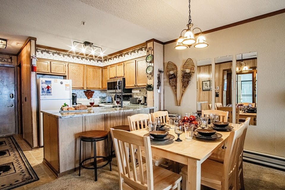 Dining area with seating for 6. Additionally, 3 people can sit at the bar.