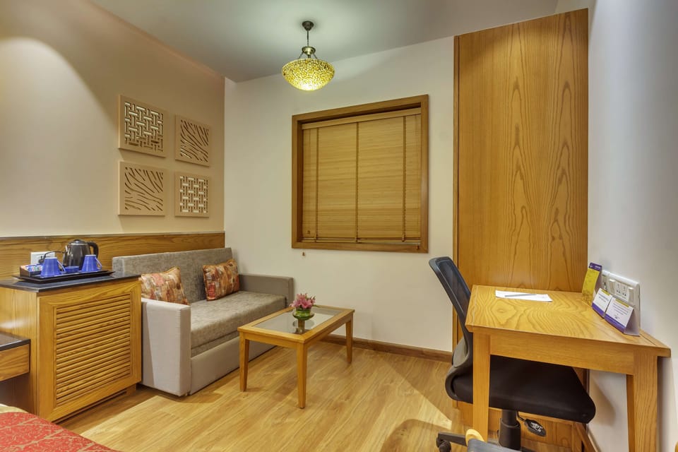 Executive Room, 1 Double Bed | Hypo-allergenic bedding, minibar, in-room safe, desk