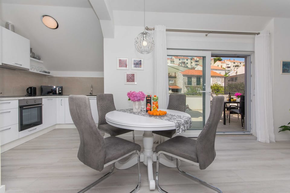 Apartment (One Bedroom Apartment with Terrace) | Dining room