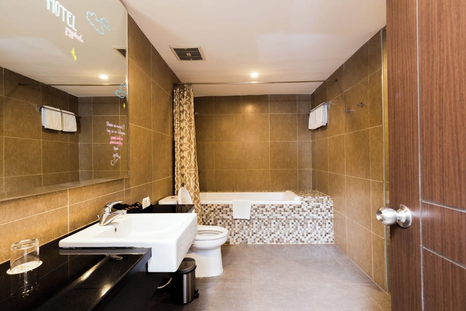 Room (Suite) | Bathroom | Slippers, towels