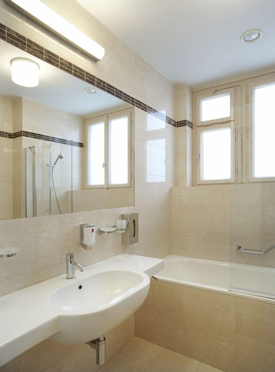 Deluxe Room | Bathroom | Hair dryer, bathrobes, slippers, towels