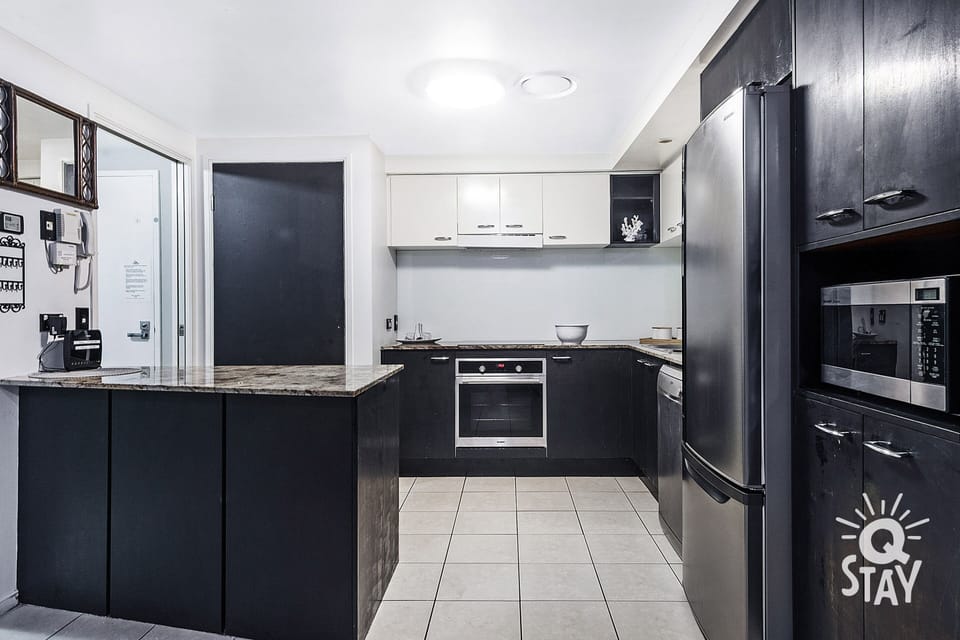 Fully equipped kitchen with modern furnishings 🍽