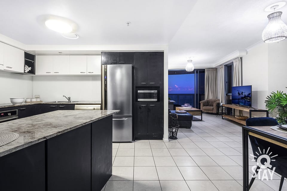 Fully equipped kitchen with modern furnishings 🍽