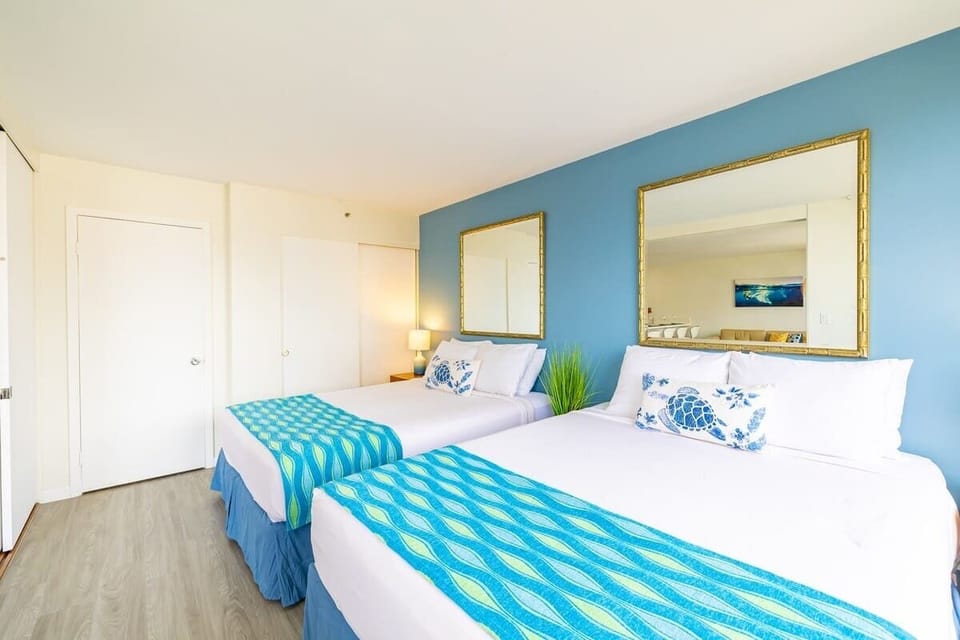 2 queen-size beds, closet and access to the bathroom from the bedroom 