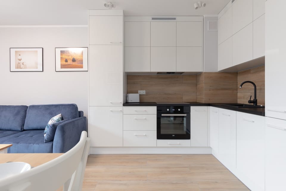 Kitchenette with plenty of kitchen utensils and dishes. 
