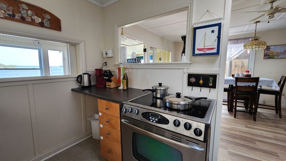Full kitchen 
