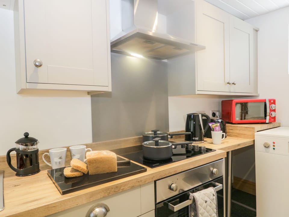 Cottage | Private kitchen | Fridge, electric kettle, toaster, cookware/dishes/utensils