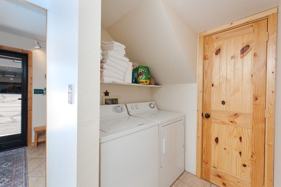 Full size washer/dryer (laundry detergent provided)