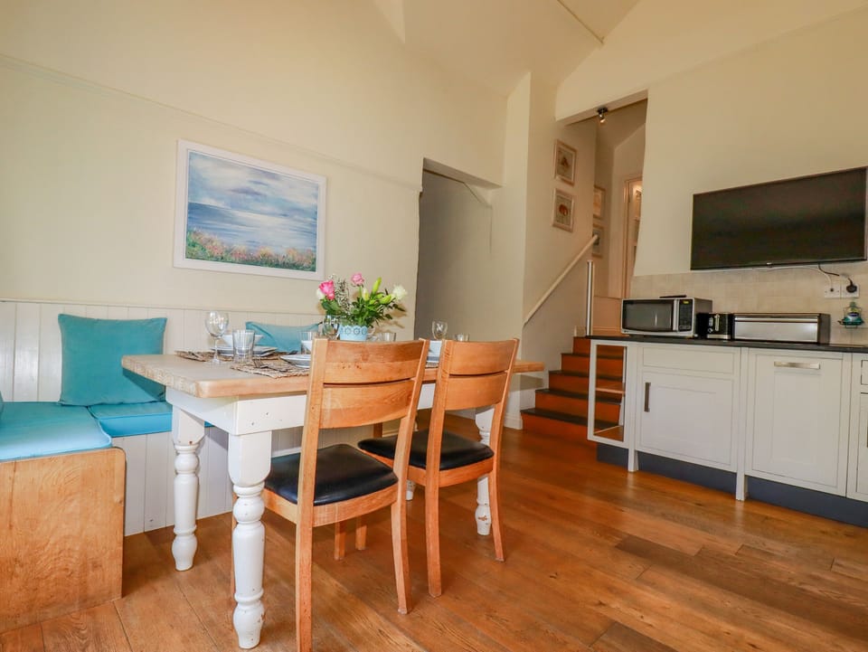 Cottage | Private kitchen | Fridge, dishwasher, electric kettle, toaster