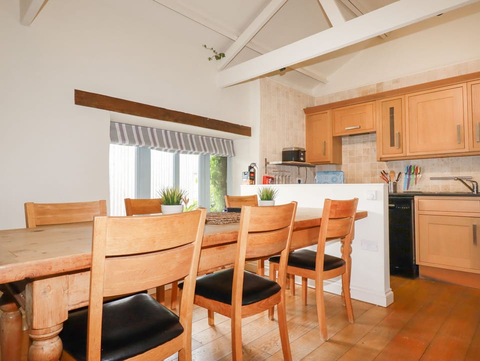 Cottage | Private kitchen | Fridge, dishwasher, electric kettle, toaster