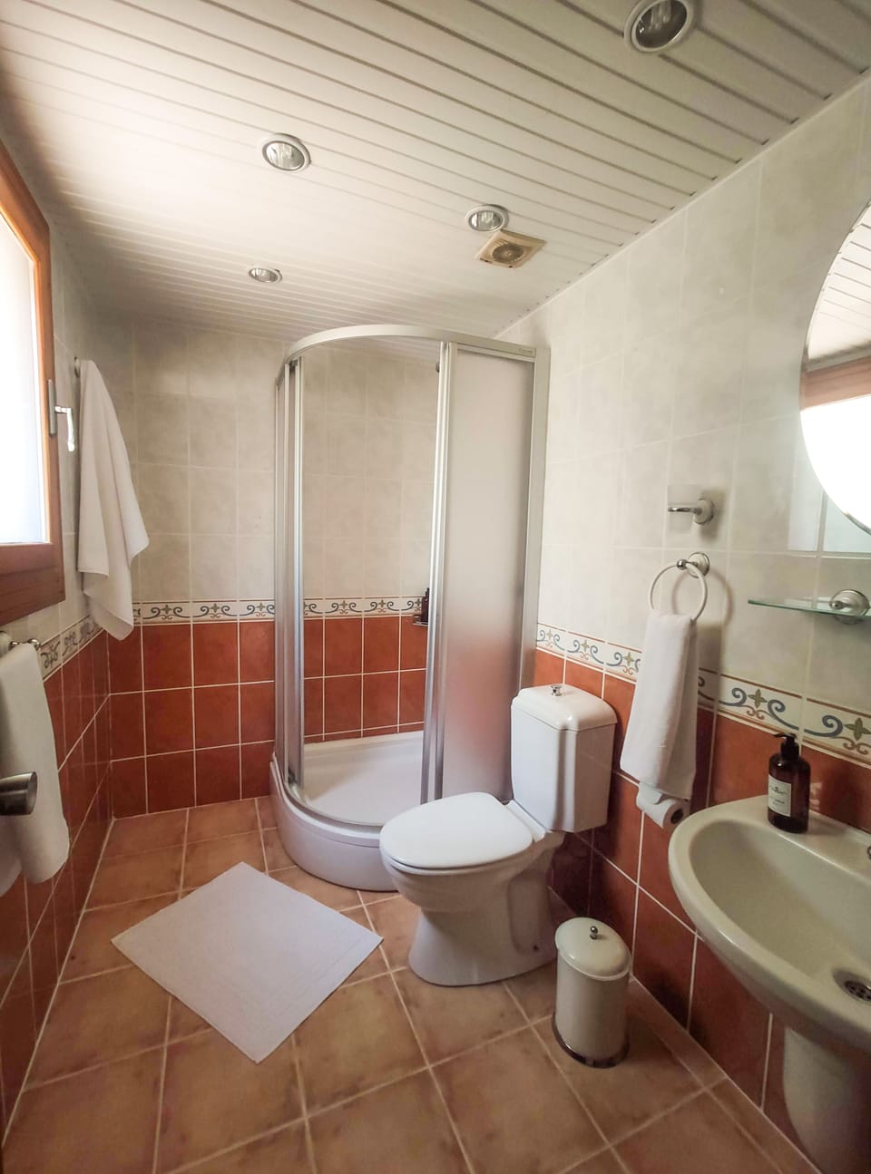 Standard Double Room | Bathroom | Shower, hair dryer, bidet, towels