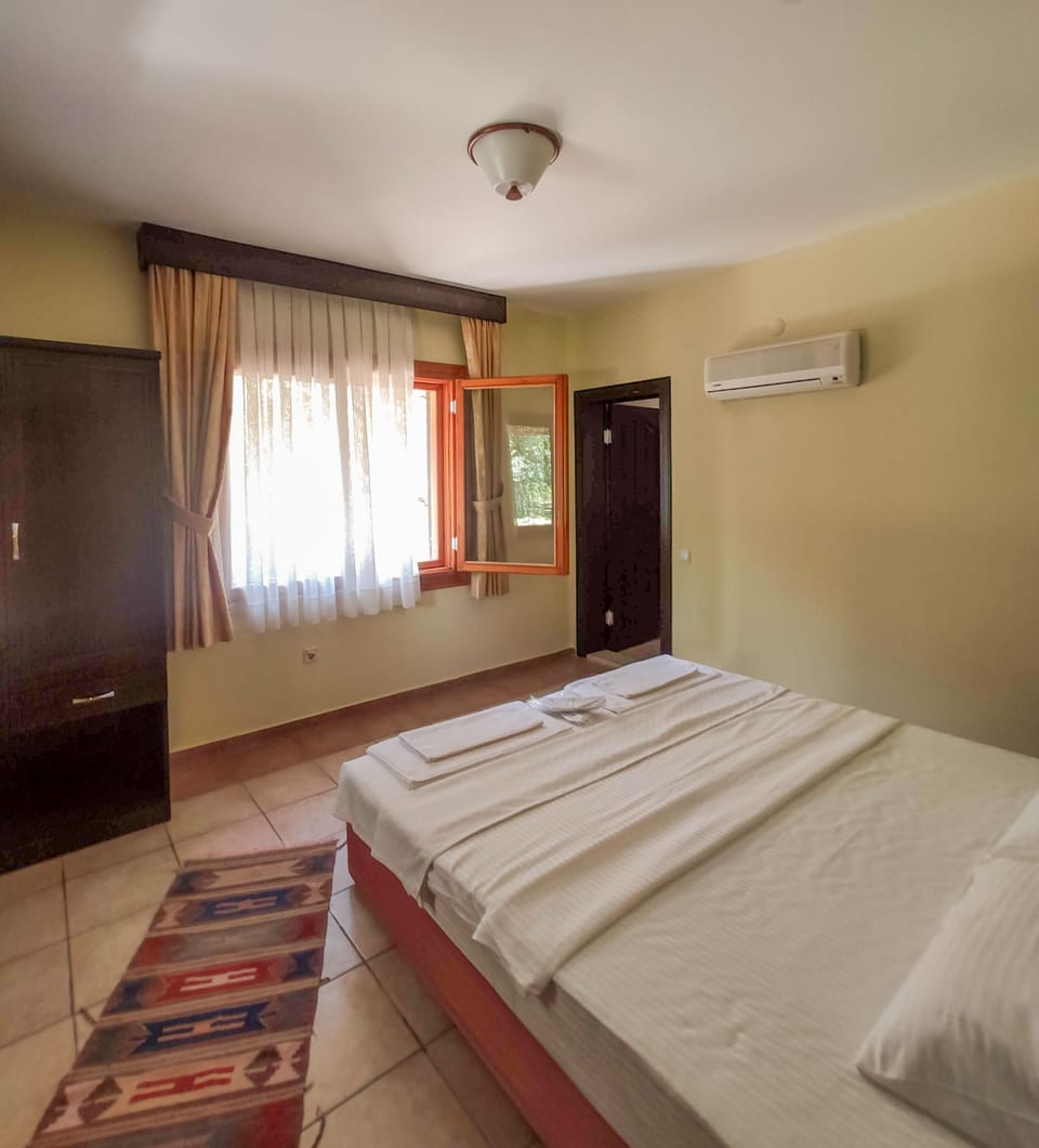 Standard Double Room | Free WiFi, bed sheets