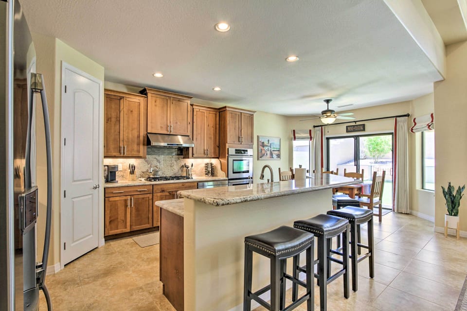 Kitchen | Fully Equipped | Drip/Keurig Coffee Maker | Dishware/Flatware