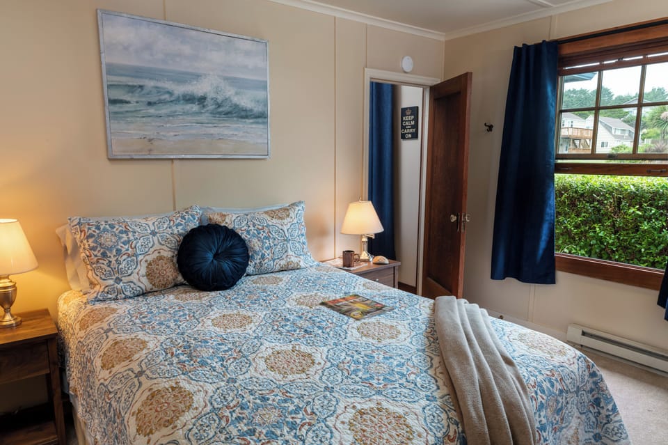 Queen bedroom - Everything you need in this queen bedroom with closet and dresser.