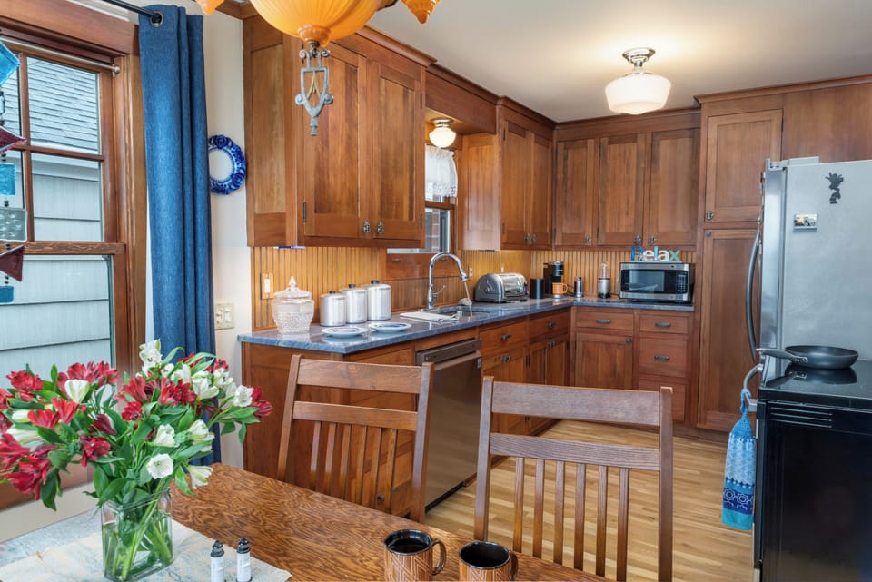 Oceanfront kitchen and dining. - Seating for 4. Fully stocked kitchen.