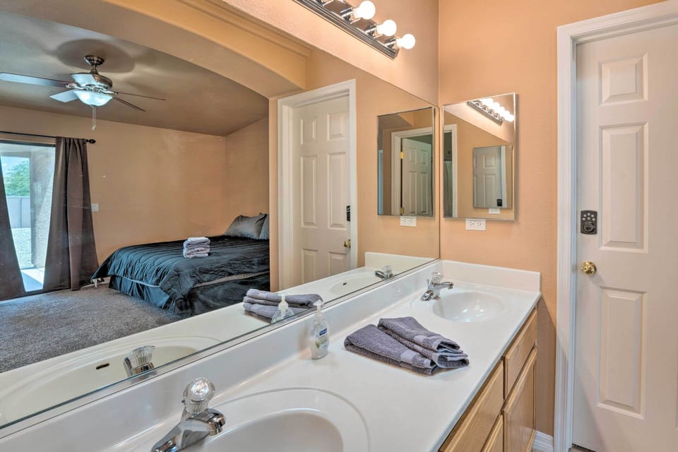 Full Bathroom | Towels Provided | Complimentary Toiletries