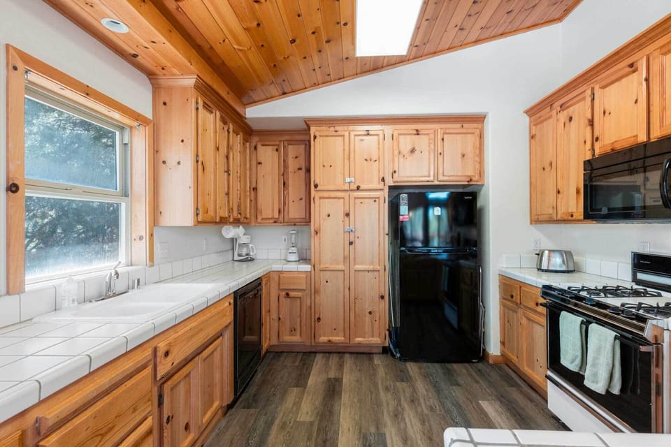 Kitchen | Fully Equipped w/ Cooking Basics