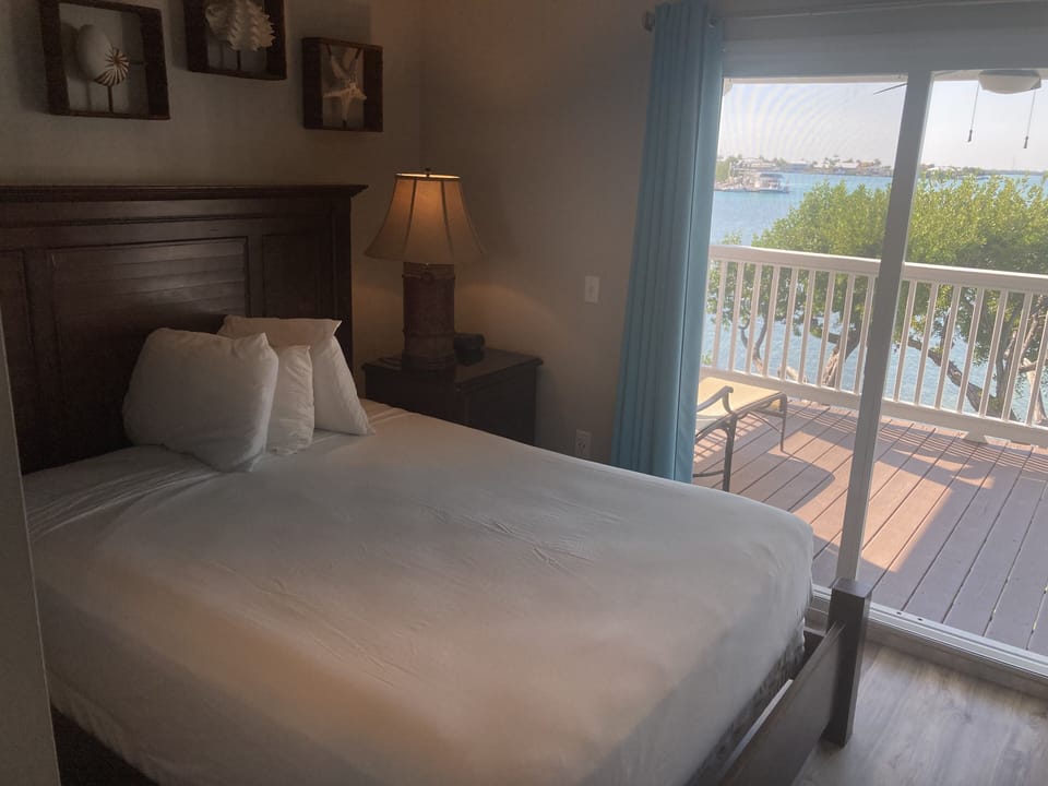 Master bedroom overlooking the Ocean with private full bath. (Queen size bed) 