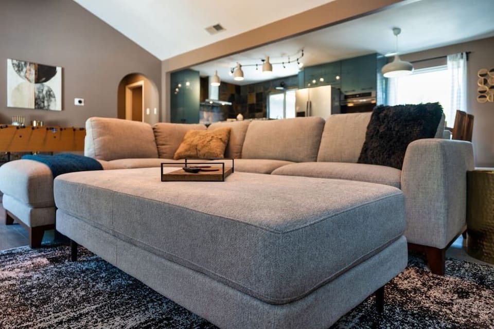 Our living room will take you to a world of elegance. The luxurious sofa ensemble, the elegant design and the warm light are a perfect combination to create a comfortable place to enjoy your day. 