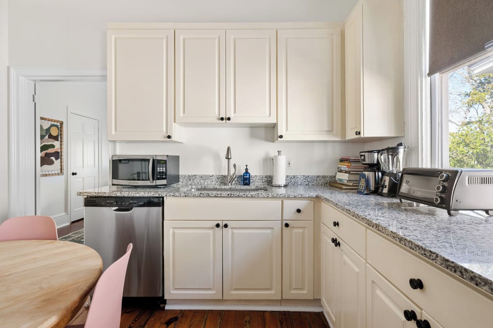 4 Blocks from King! | Maison de Jasmine Suite B