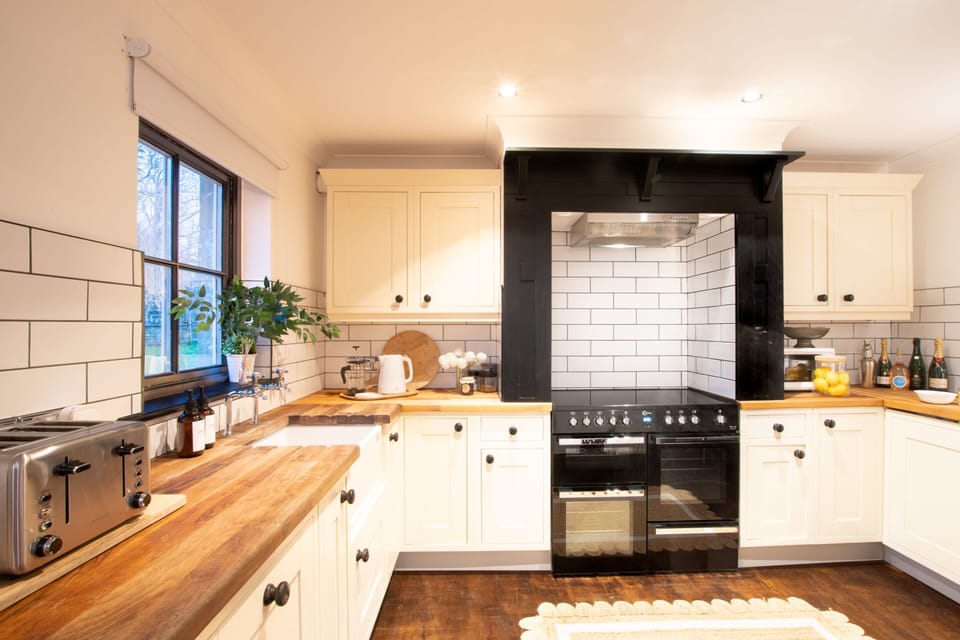 Luxury Cottage, Private Bathroom, Garden View | Shared kitchen