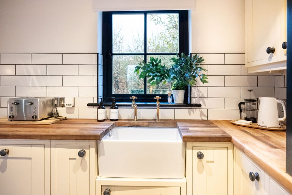 Luxury Cottage, Private Bathroom, Garden View | Shared kitchen