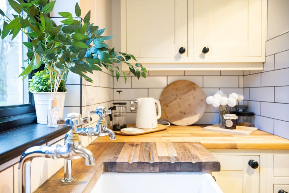 Luxury Cottage, Private Bathroom, Garden View | Shared kitchen