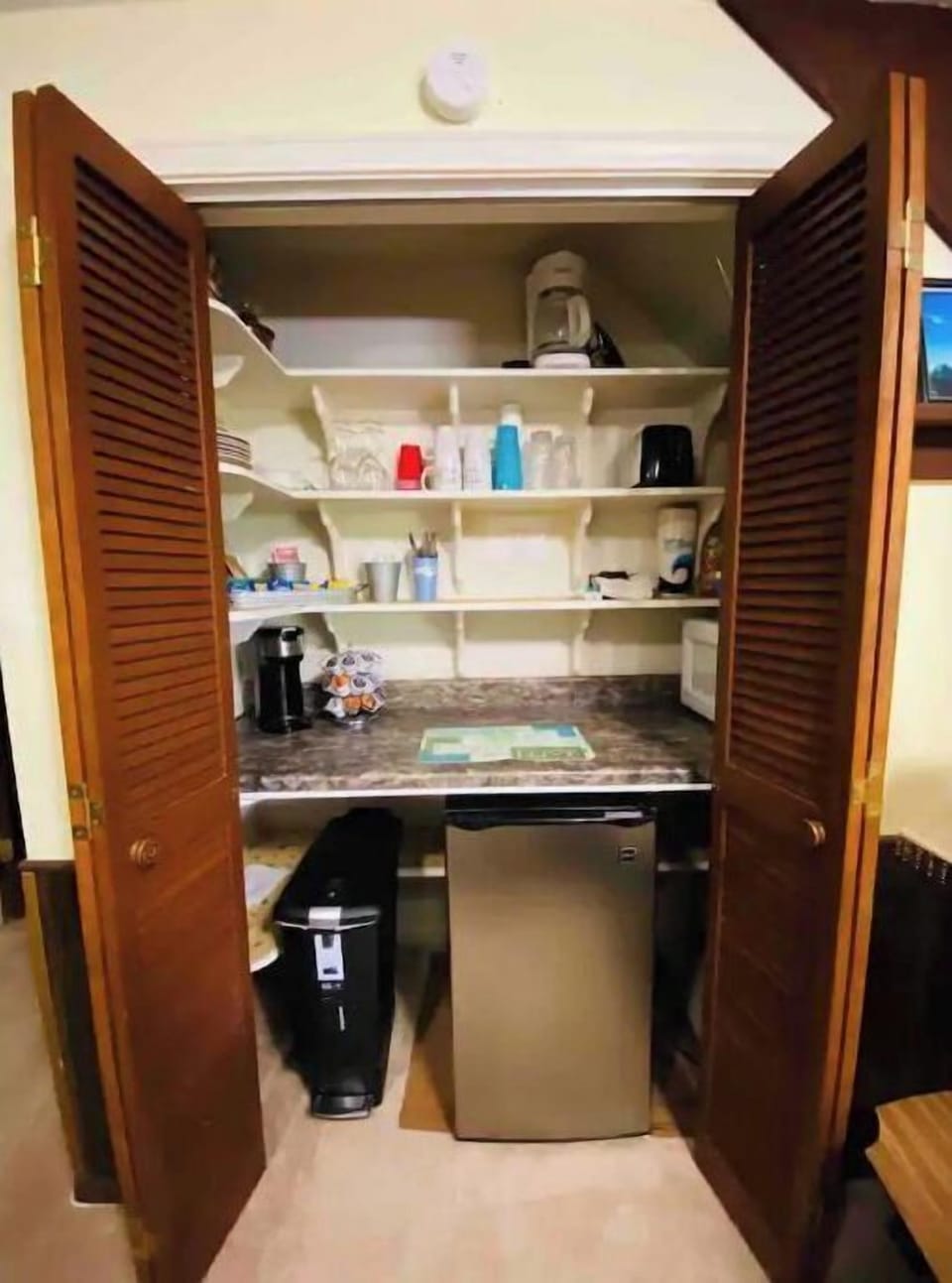 Kitchen nook
We provide coffee tea creamers sugars dishes and cutlery+disposable