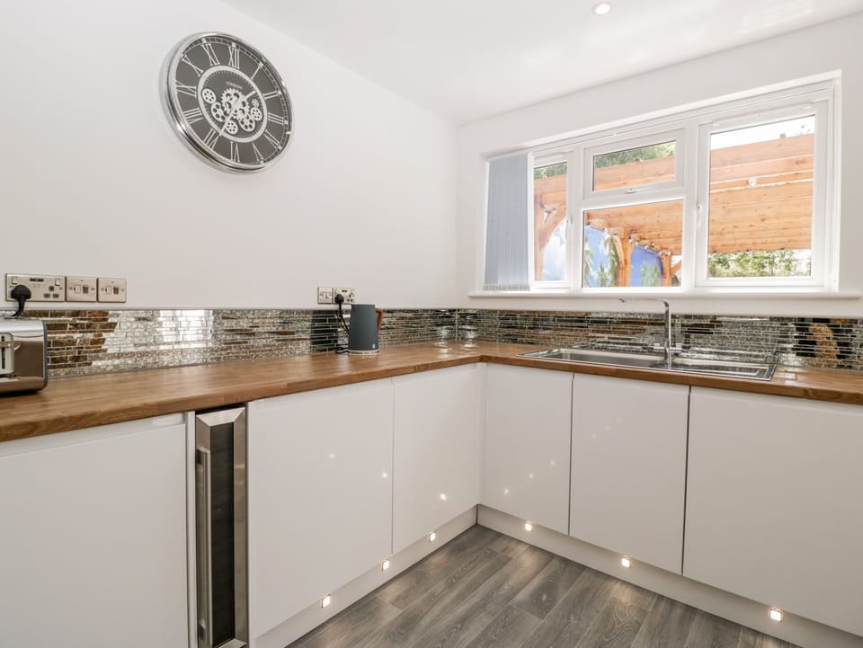 Cottage | Private kitchen | Fridge, dishwasher, electric kettle, toaster