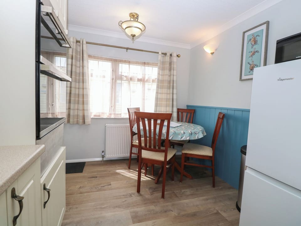 Cottage | Dining
