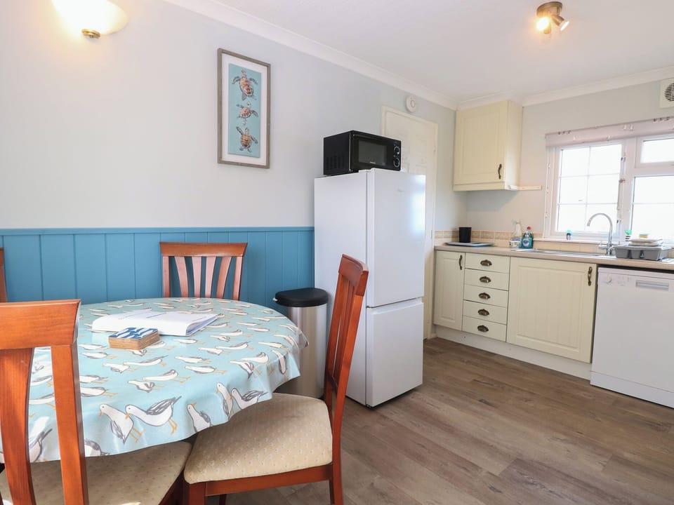 Cottage | Private kitchen | Fridge, dishwasher, electric kettle, toaster