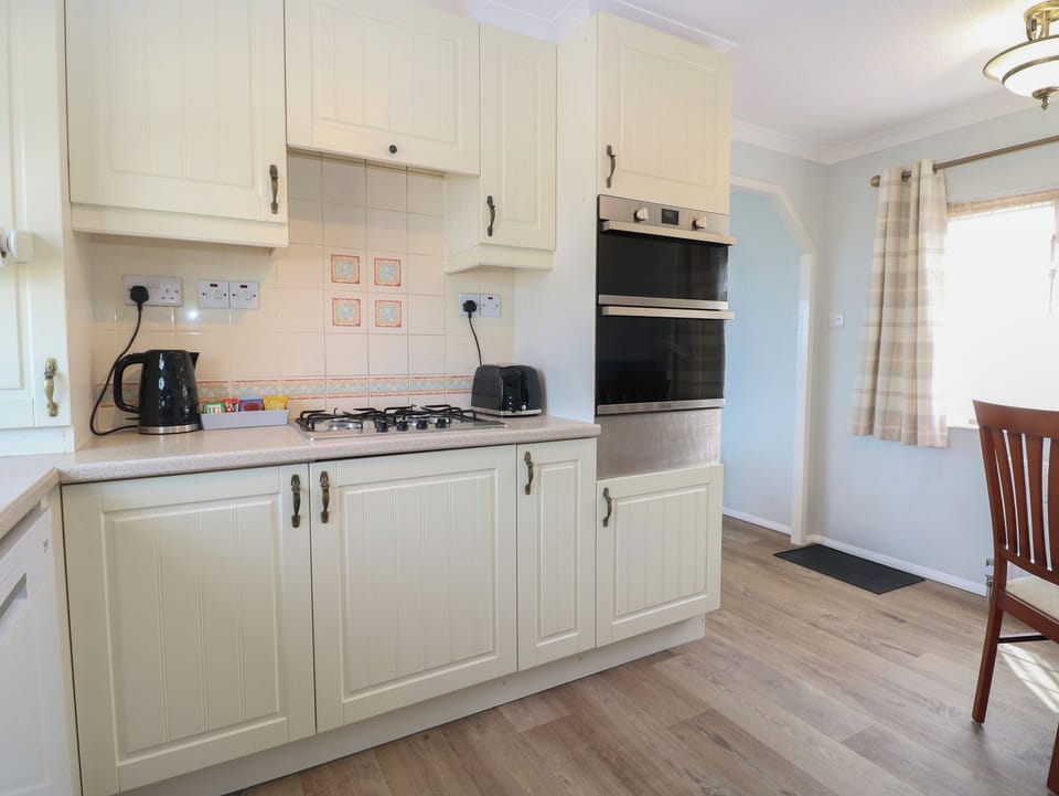 Cottage | Private kitchen | Fridge, dishwasher, electric kettle, toaster