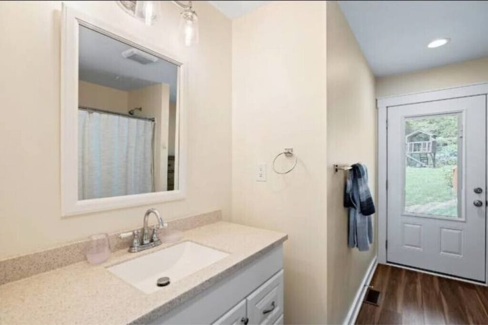 Primary bedrooms bathroom