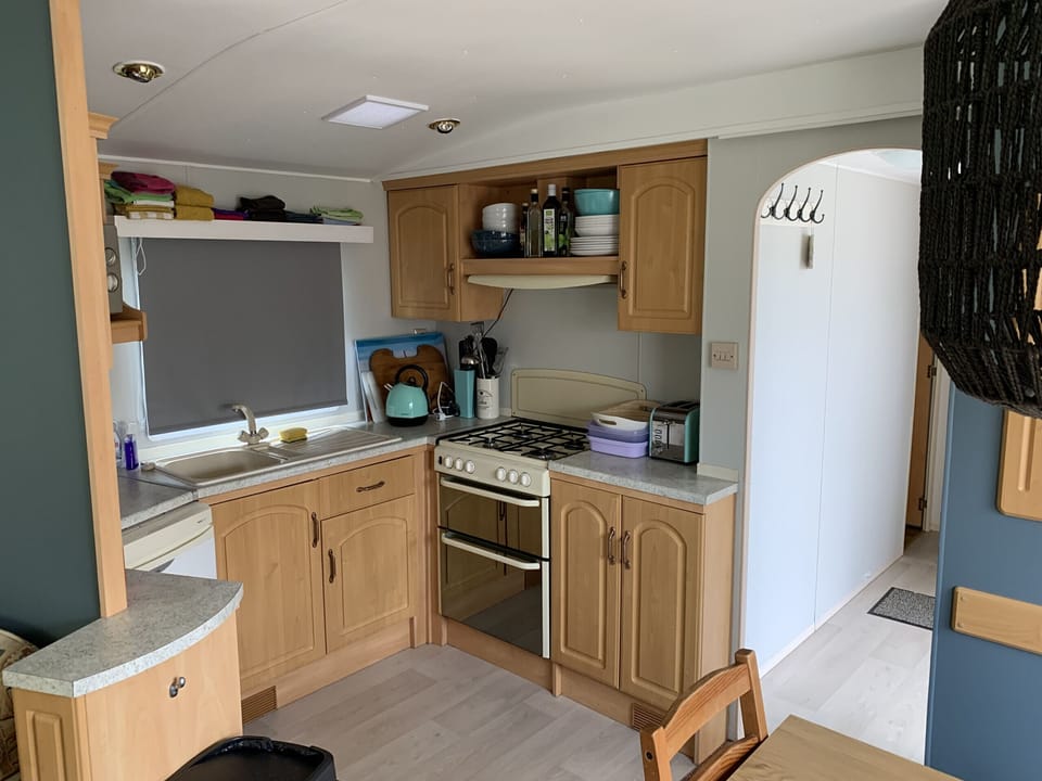 Kitchen, Coffee machine, Fridge and Cooker - EEZZ