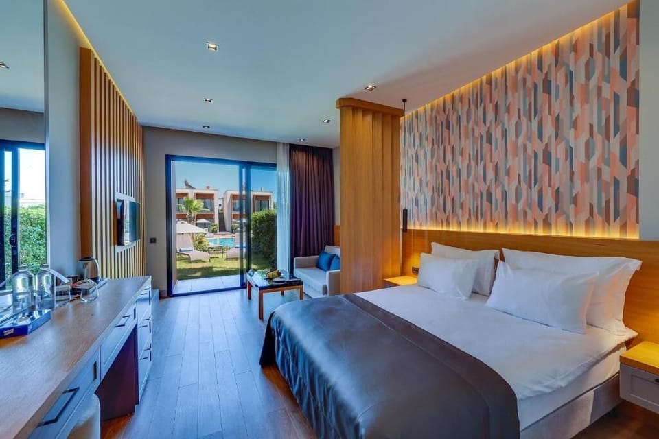 Standard Double Room | Minibar, in-room safe, laptop workspace, blackout drapes