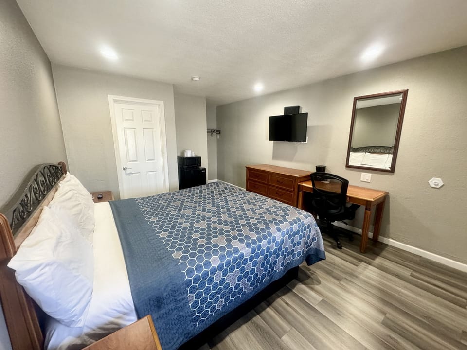 Single Room, 1 King Bed, Non Smoking | Desk, laptop workspace, WiFi (free), bed sheets